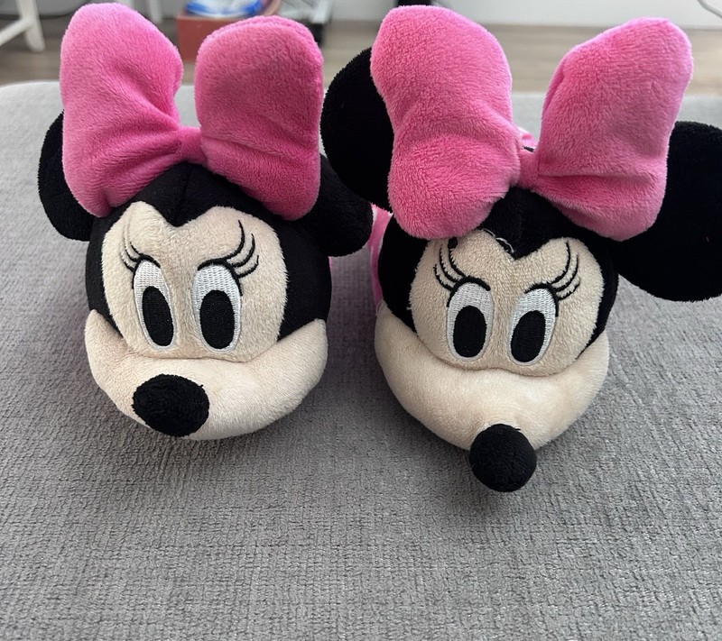 Disney Minnie Mouse Women’s Plush Polka Dot Bow Slip-On Slippers US 5/6