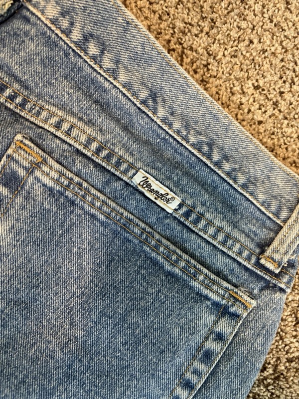 Women’s Wrangler 19/20 X 34 Jeans gallery