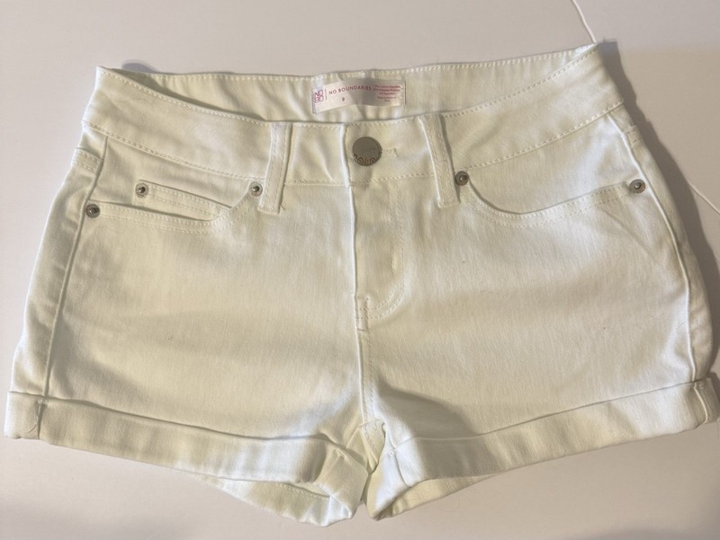 No Boundaries NoBo Women’s Size 9 White Shorts Casual Stretch NWOT