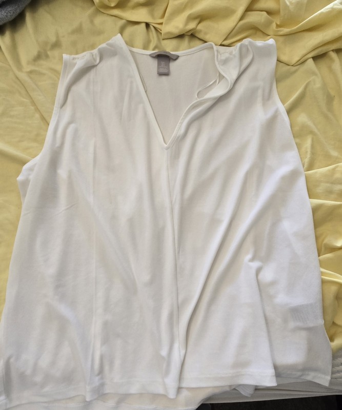 Women’s White Solid V-Neck Sleeveless Ruffle Knit Tank Top L