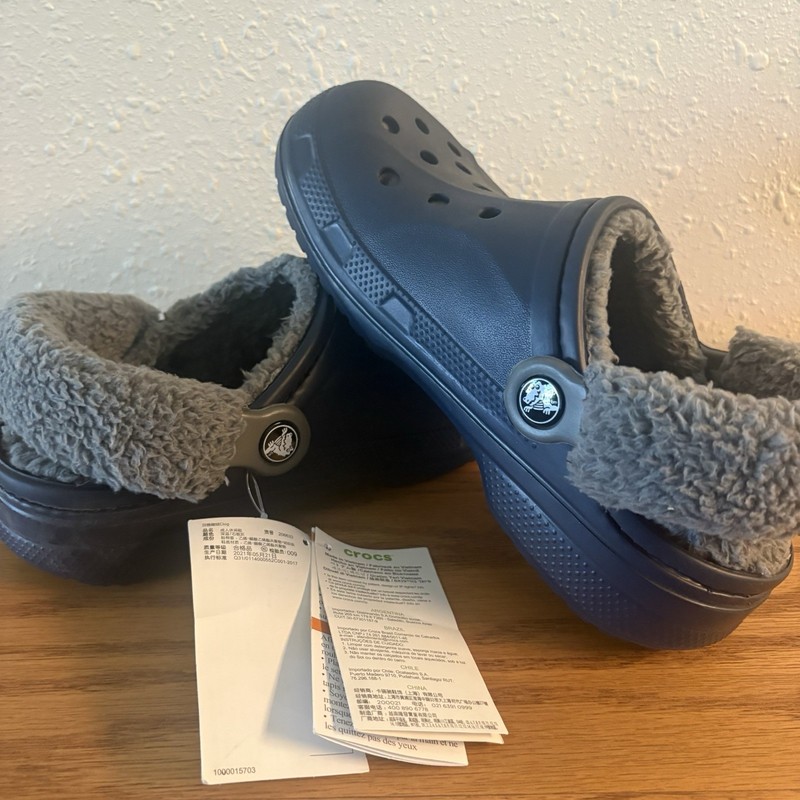 Crocs Unisex Adult Classic Baya Lined Fuzzy Strap Clogs Navy/Gray Lining W6/M4 gallery
