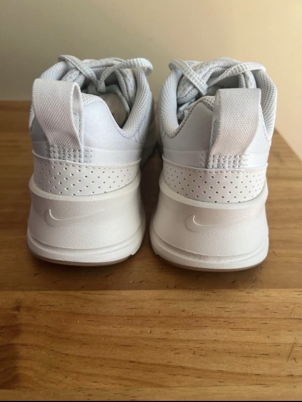 Nike Air Max Nuaxis Woman’s Size 8 White Low Top Mesh Cushioned Sneakers *NEW* gallery