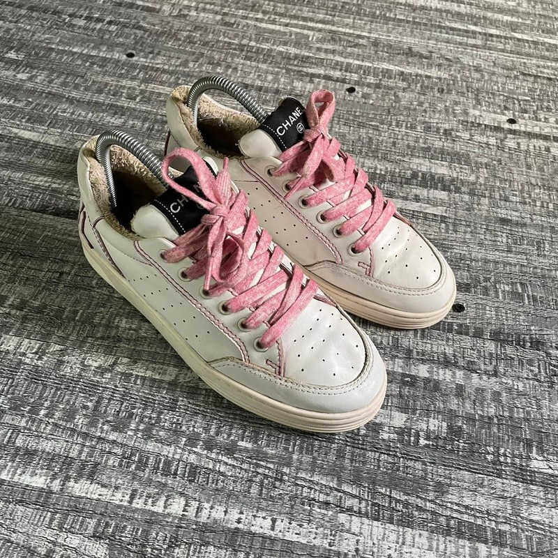 CHANEL 21P LOGO-HEEL LOW TOP SNEAKERS PINK-STITCHED WHITE LEATHER SIZE 37/ US 7