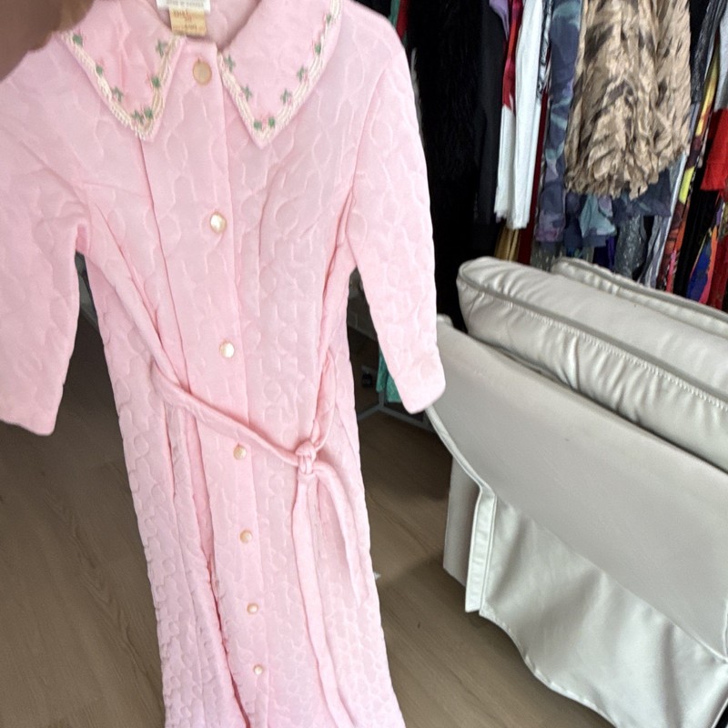 Leisure Lady Women’s Robe S Pink Quilted Button-Front Belted Embroidered Collar