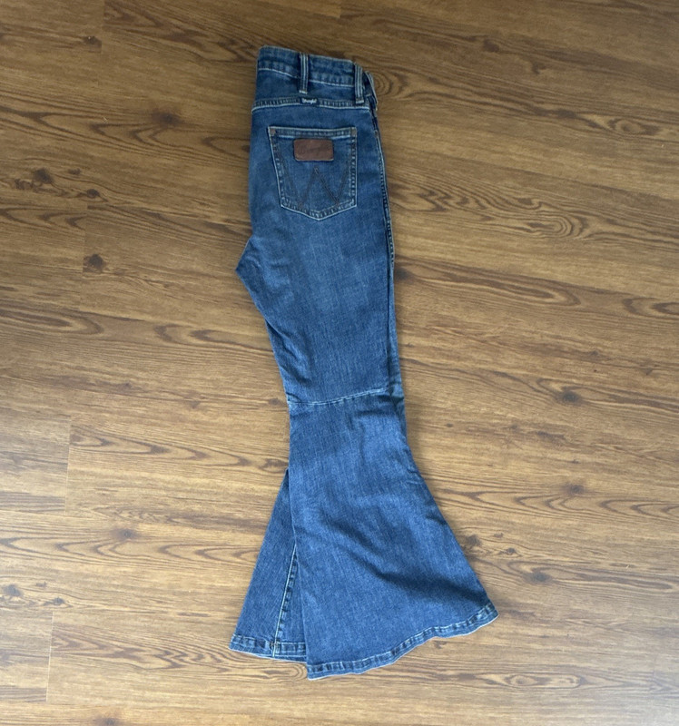 Wrangler Women’s Blue Medium Wash Denim Flared Jeans Slim Fit Mid Rise