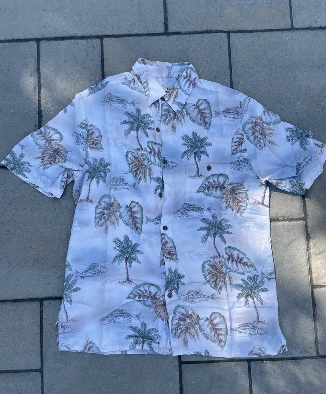 Batik Bay Hawaiian Short Sleeve Button-Up Shirt Size M 100% Rayon Palm Trees