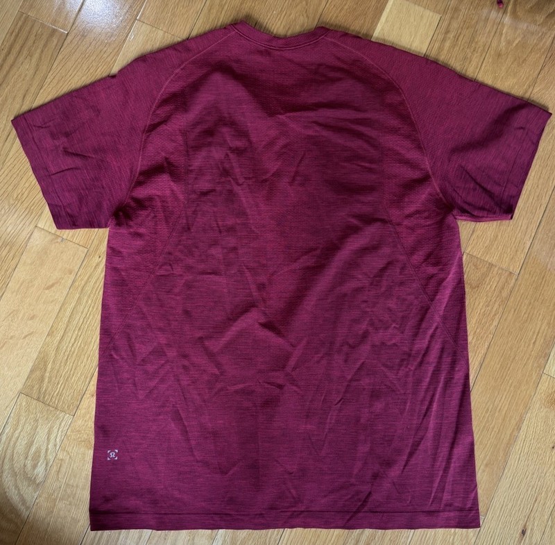 Luluelmon Shirt Mens Large Dark Red Heathered Sleeve Metal Vent EUC gallery