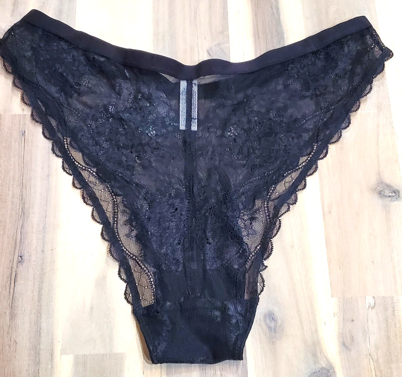 B.temptd by Wacoal No Strings Attached Lacy Cheeky Panties in Black Size Large
