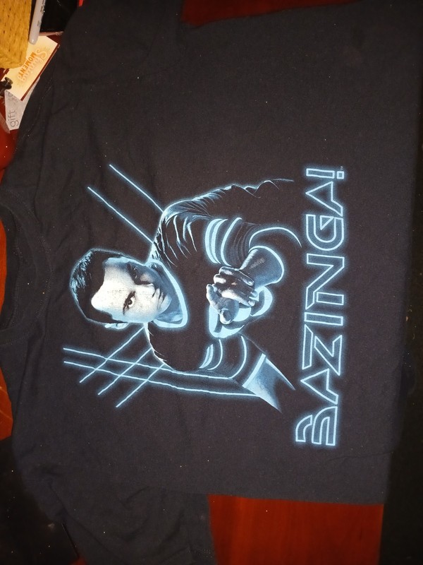Big Bang Theory – Sheldon Cooper Bazinga! Blue Glow Size XL
