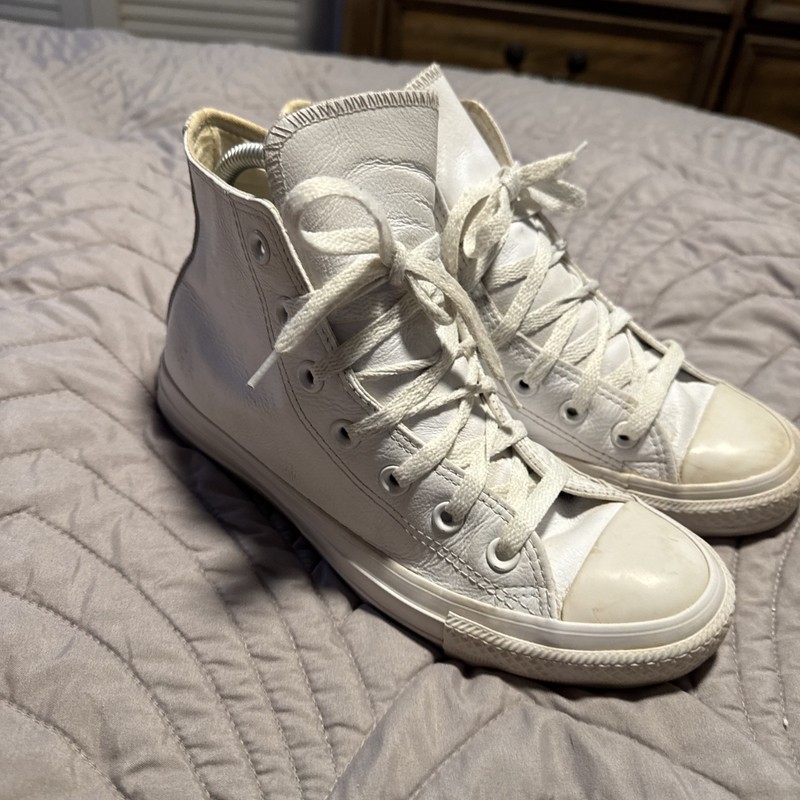 Converse Chuck Taylor All Star Men’s6/Woman’s-8 Hi Top Leather 1T406 Sneaker