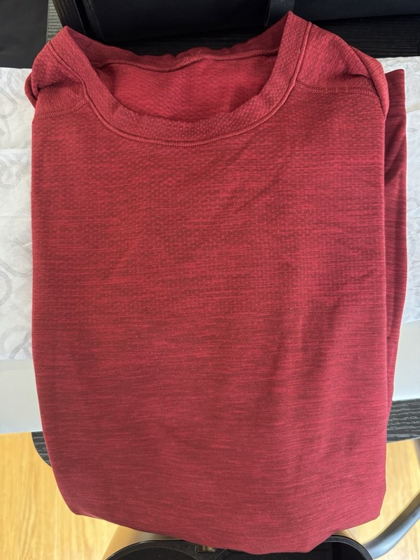 Luluelmon Shirt Mens Large Dark Red Heathered Sleeve Metal Vent EUC