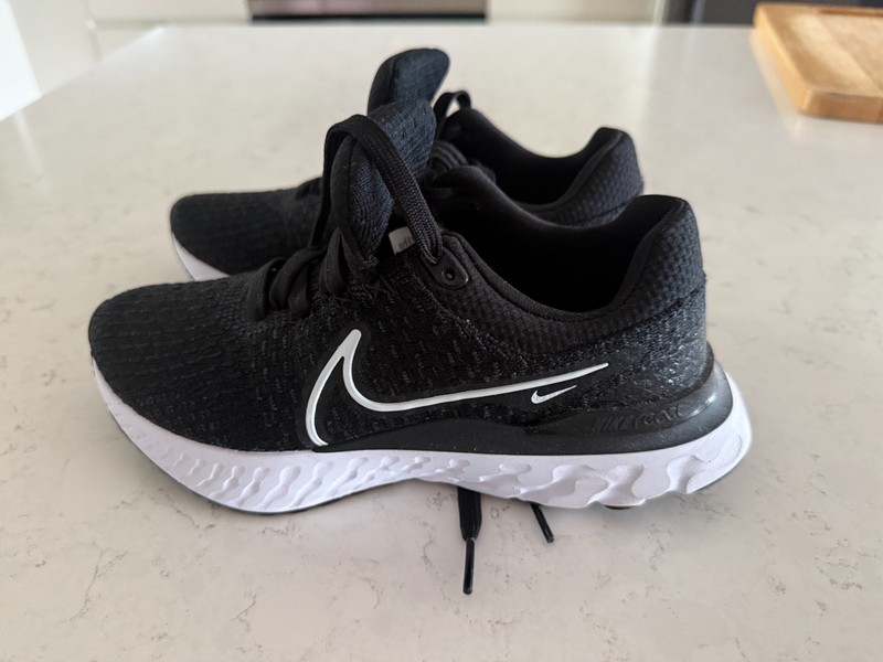 Nike Runners FlyKnit Size UK 4 EUR 37.5 cm 23.5 US 6.5 New with no Tags