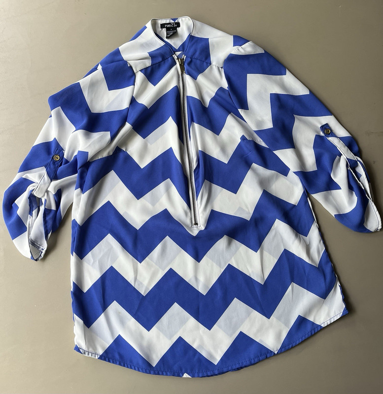 rue21 Women’s Blue/White Chevron Collared Half-Zip Roll Tab Blouse Size S