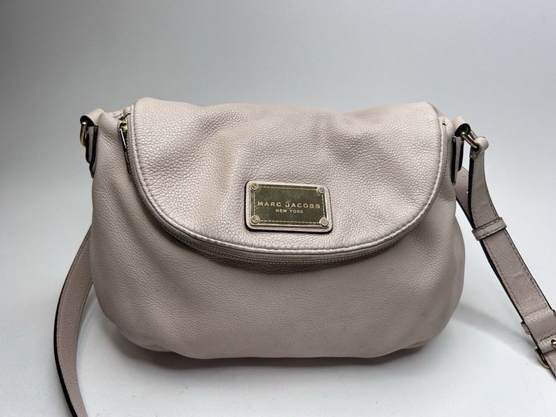 Trendy MARC JACOBS Classic Q NATASHA Biege Crossbody Shoulder Bag