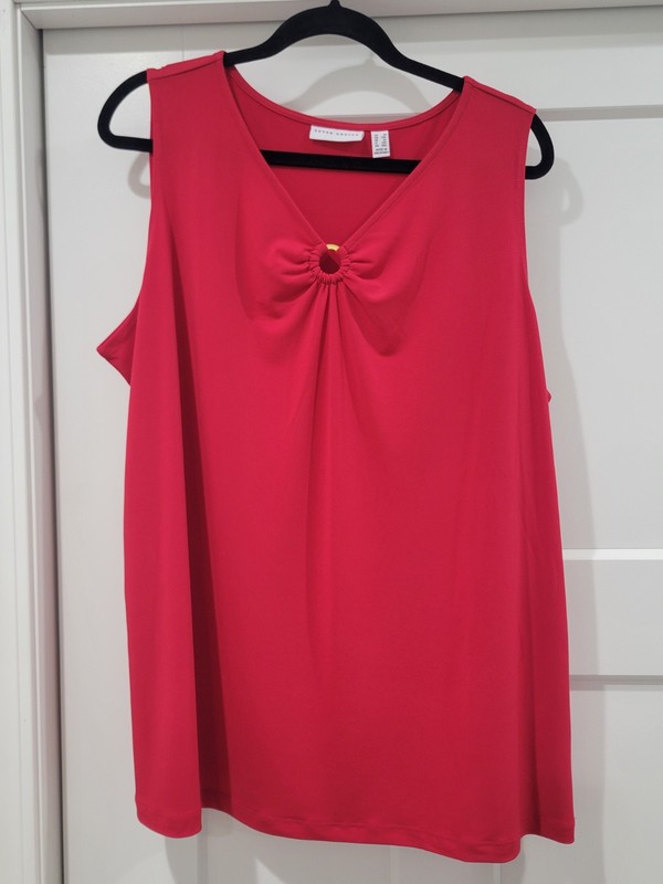 Susan Graver Sleeveless Blouse Womens Size 1XRed Keyhole Brooch Detail Neck Line