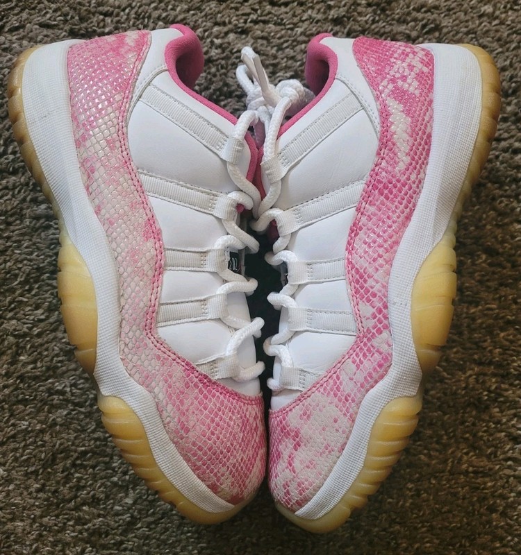 Air Jordan 11 Low Snakeskin Pink/White Size 9 gallery