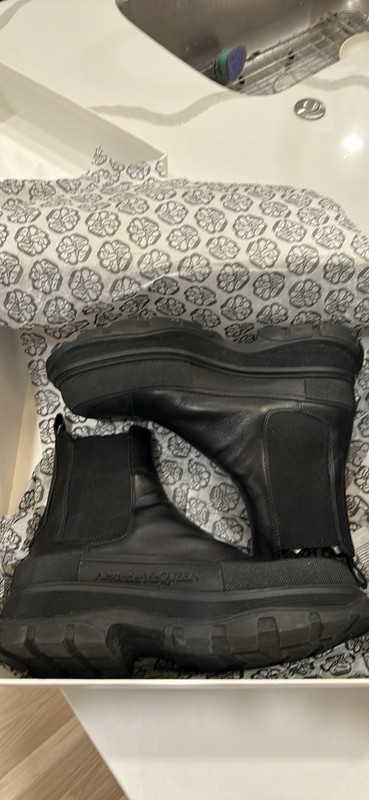 Alexander McQueen Men8217’s Tread Slick Chelsea Boots Black Silver EU 41 (US8)