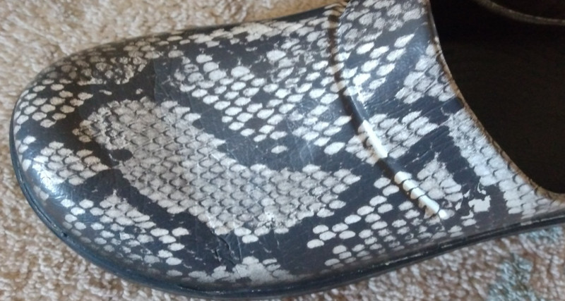 Oofos OOcloog Snakeskin Casual Slip On Recovery Unisex Clogs sz W-7 M5 EU38 gallery