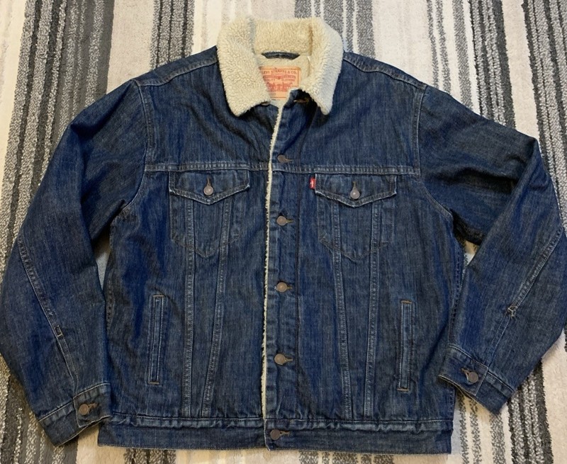LEVI’S Size LRG Original Sherpa Trucker Blue Light Wash Men Jacket NWOT