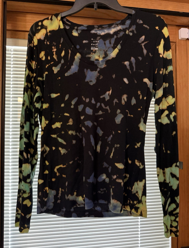 A new day Women’s Multicolor Abstract V-Neck Long Sleeve Top M