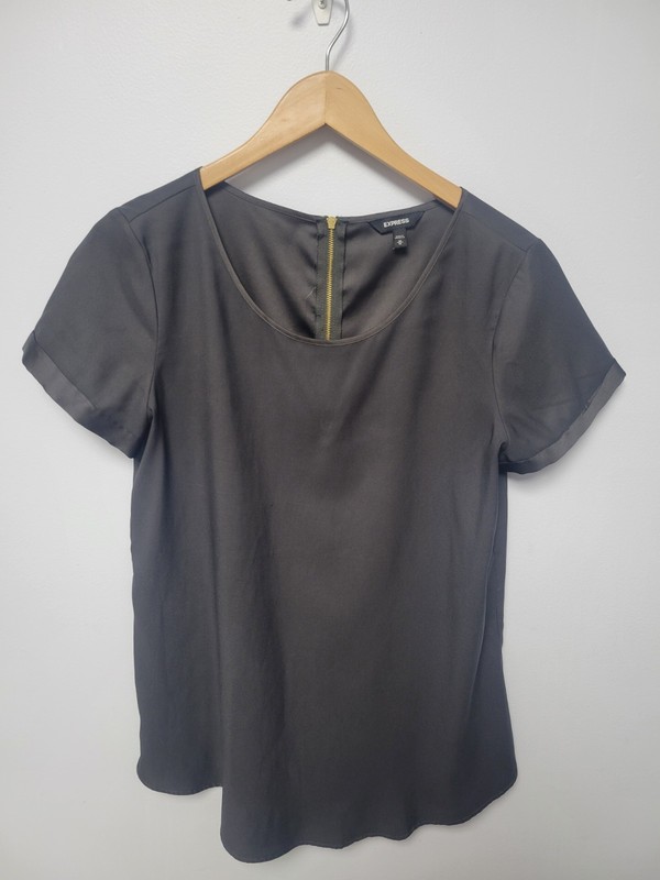Express Gray Shell/Blouse Short Sleeve Size XS Flowy Back Zip Scoop Neck New!