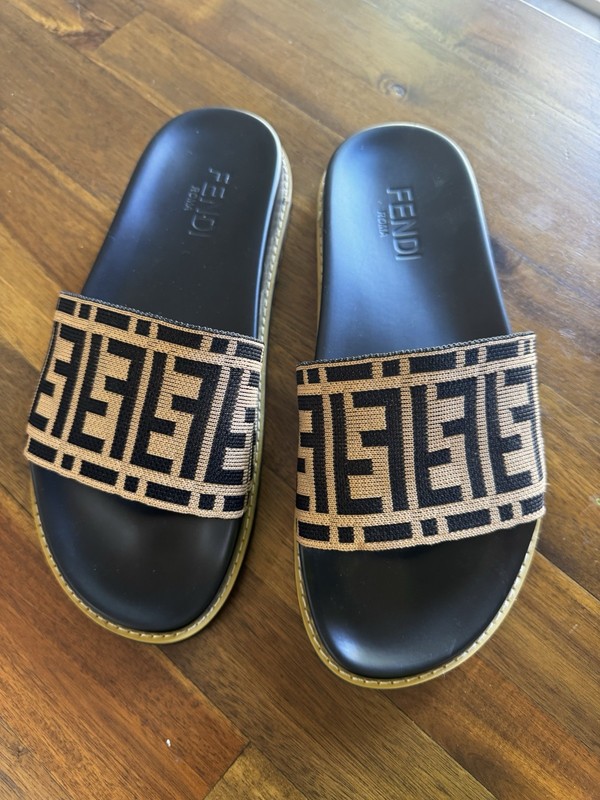 Fendi Men’s Black Logo Comfort Slide Sandal