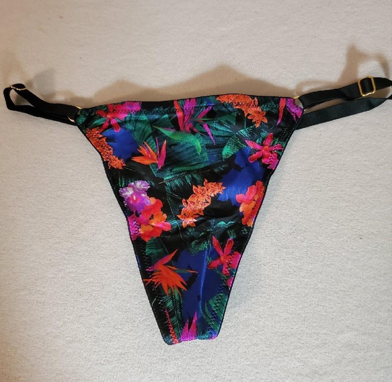 NWT Victoria’s Secret VERY SEXY ADJ G-string v-string THONG PANTIES 535414 FLO L
