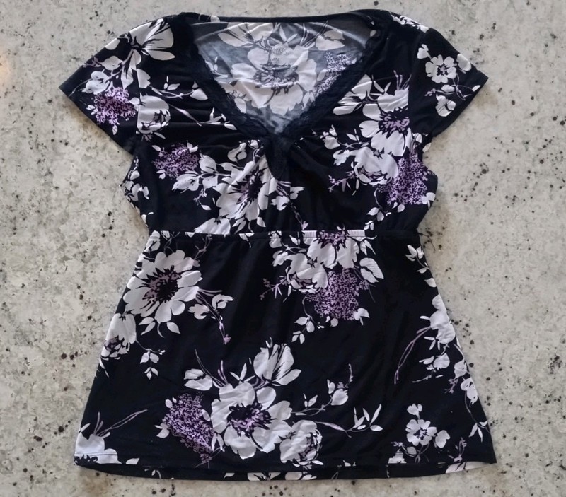 Gilligan & O’Malley Floral V-Neck Stretch Blouse Black White Purple Short Sleev…
