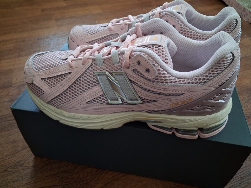 New Balance 1906R women's size 7 in Rose sugar/ice wine gallery