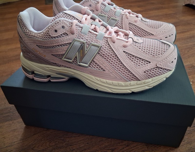 New Balance 1906R women's size 7 in Rose sugar/ice wine