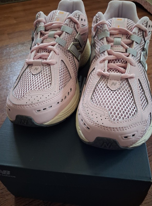 New Balance 1906R women's size 7 in Rose sugar/ice wine gallery