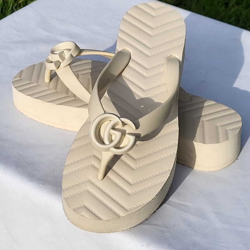 Gucci Chervon Thong GG Flip Flop Sandals Slides Biege 36 Womens Size 6