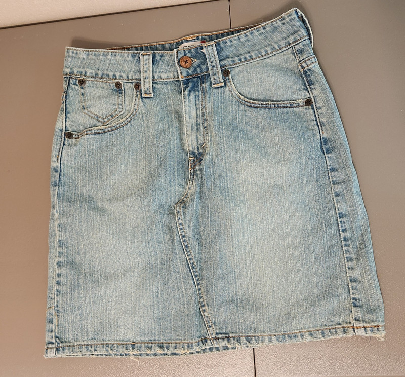 Levi’s Jeans Denim Skirt SZ 10 Women’s 19″ Length 5 Pockets Stretch Light Wash