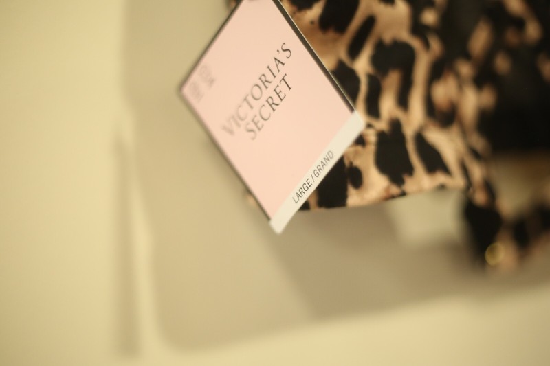 Victoria's Secret Women's Size Large Minimum Support Bralettte Animal Print NEW gallery