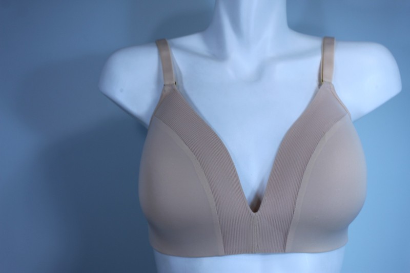 Lively Wireless Lightly Lined Plunge J-hook on back Bra size 34 DDD