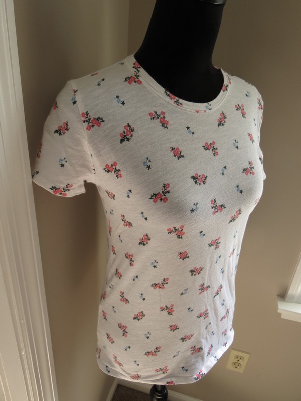 VICTORIA’S SECRET PINK FLORAL SPRAYS PRINT T-SHIRT – SIZE XS