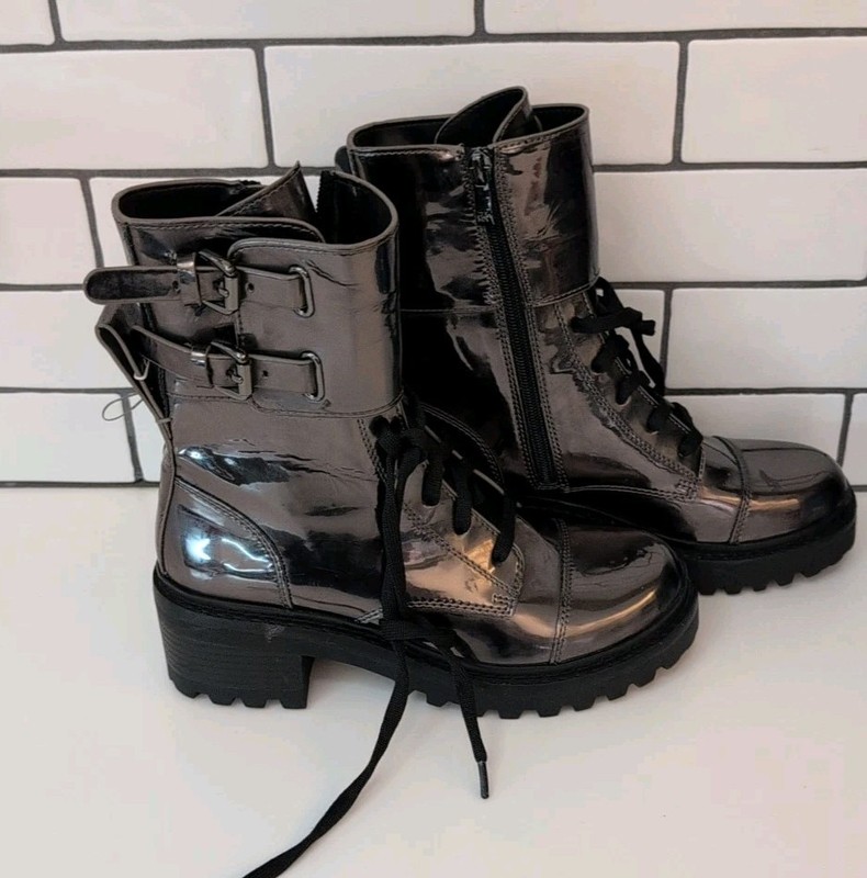 DKNY Womens Bart Metallic Gunmetal Buckle Strap Back Pull Tab Boot Size 6.5