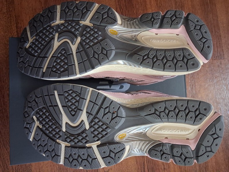 New Balance 1906R women's size 7 in Rose sugar/ice wine gallery