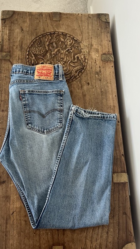 Levi’s Men’s Straight Leg Light Wash Blue Denim Jeans 5-Pocket Mid Rise