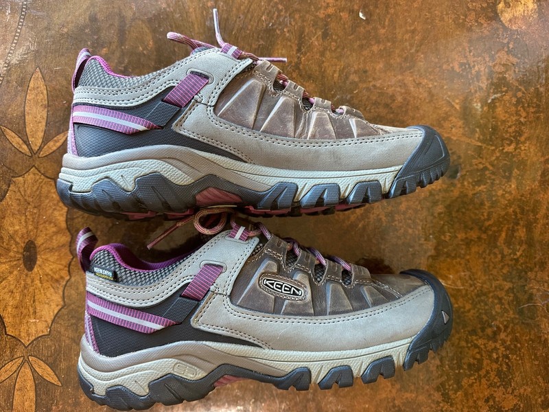 Keen Targhee III Women's Size 9 Weiss/Boysenberry Hiking Shoes gallery