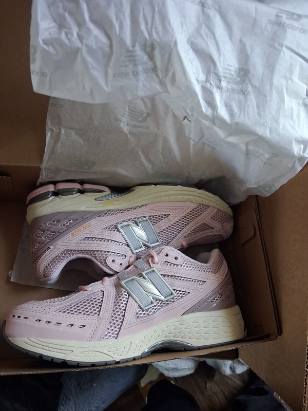 New Balance 1906R women's size 7 in Rose sugar/ice wine gallery