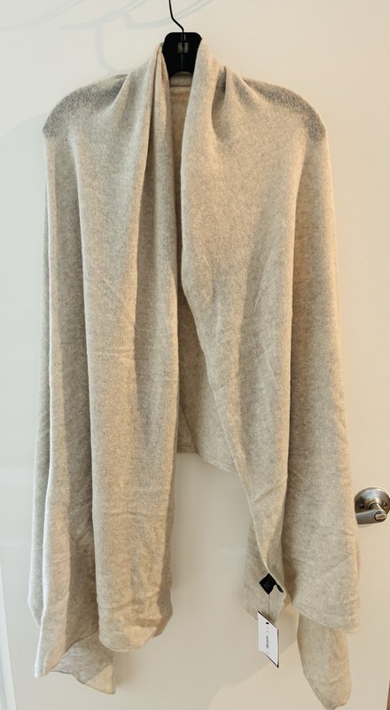100% CASHMERE SHAW WRAP/SCARF LIGHT GREY BLOOMINGDALE’S EXCLUSIVE 76″X33″ NWT!!