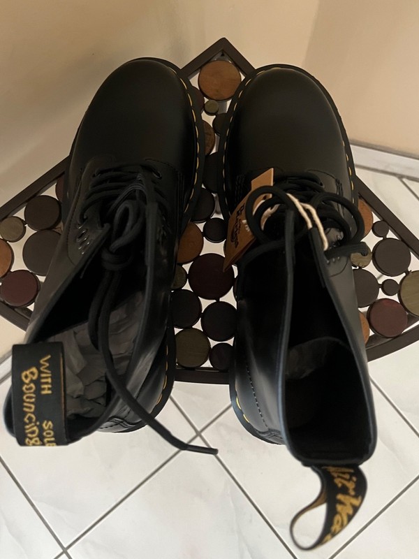Dr. Martens AirWair Unisex 1460 Smooth Leather Lace Up Boots - US 9M/10W NEW gallery