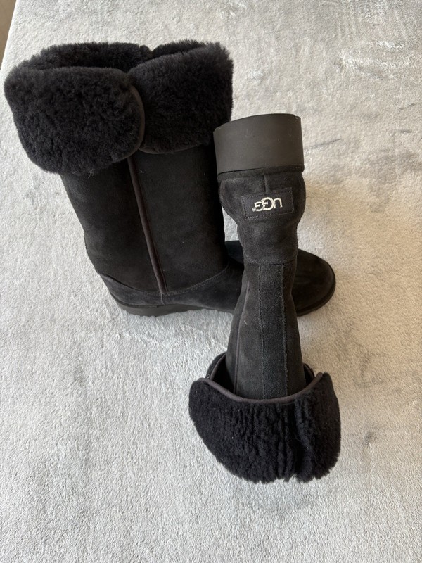 UGG Women’s Classic Tall Sheepskin Boots Size 8 Suede Fur Lined