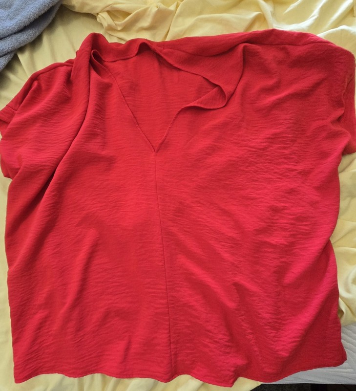 Women’s Red Solid V-Neck Short Sleeve Pullover Knit Top Regular Size L