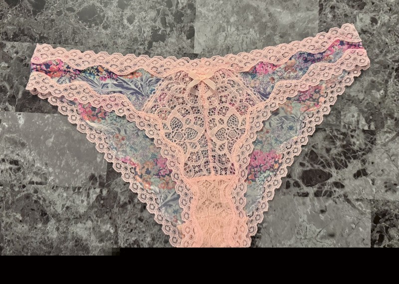VICTORIA’S SECRET DREAM ANGELS M PEACH SMOOTH FLORAL LACE RARE CHEEKINI PANTIES