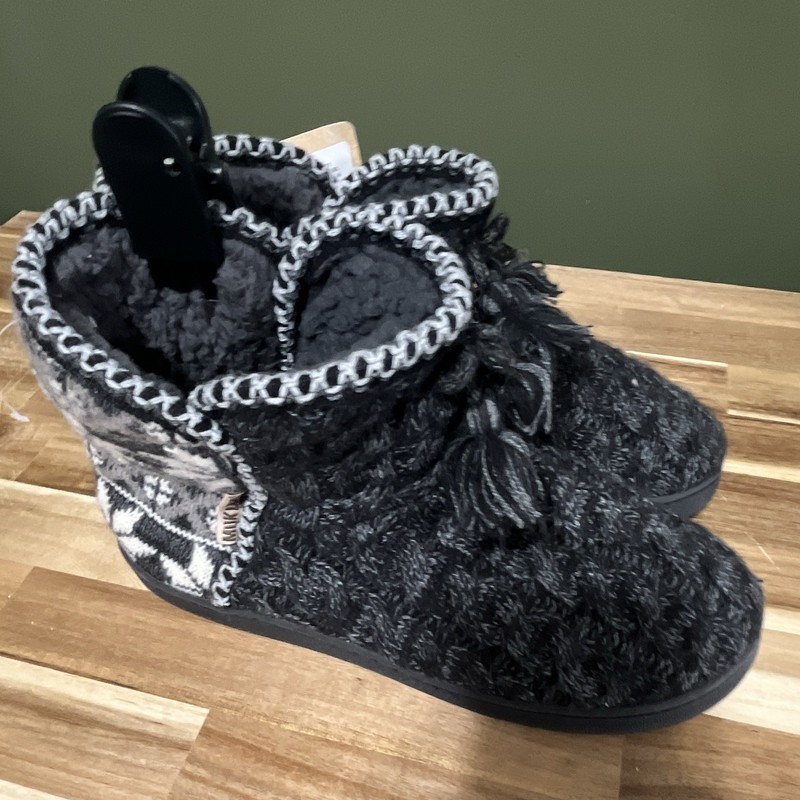 MUK LUKS Cozy Women’s Slipper Bootie Knit Faux Fur Lined Tassel Black/Gray 8 gallery