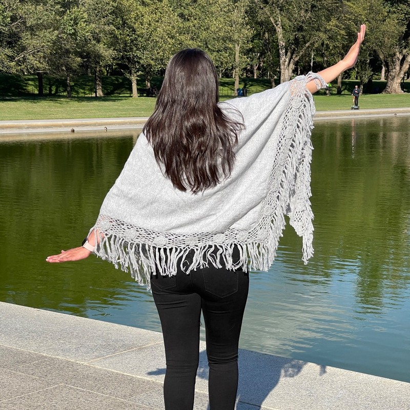ANDEAN ALPACA BABY ALPACA HANDMADE WOMEN LIGHT GRAY TRIANGLE SHAWL CAPE M