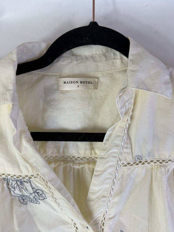 Maison Hotel Button Shirt Top Womens Small Floral Embroidered gallery