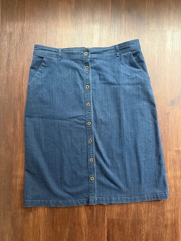 Vintage Laura Scott Modest Denim Button Front Skirt,Sz 18, Waist 39”, Length 30”